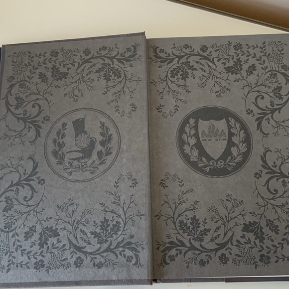 Hardcover Red Queen By Victoria Aveyard hardback book YA Fantasy Hardback books - Picture 5 of 9